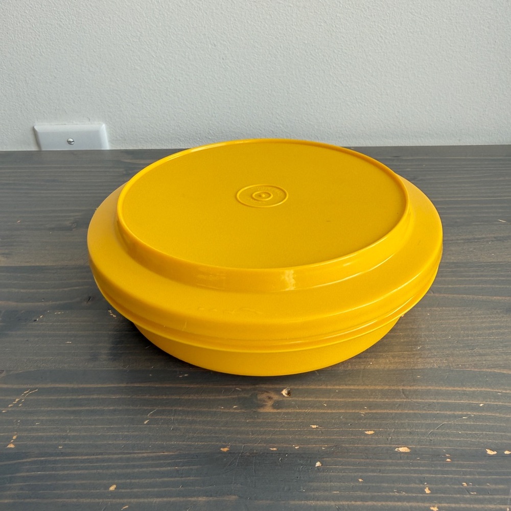 Vintage  Tupperware Seal N Serve bowl with a lid/plate